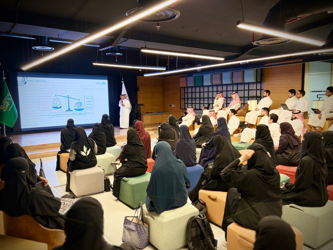 متحدث من ساعي يشرح مفاهيم تقنية أمام المشاركين